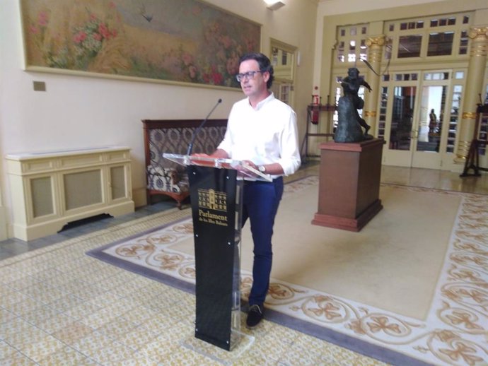 El portavoz adjunto del PP en el Parlament de Baleares, Antoni Costa, atendiendo a los medios de comunicación tras la junta de portavoces.