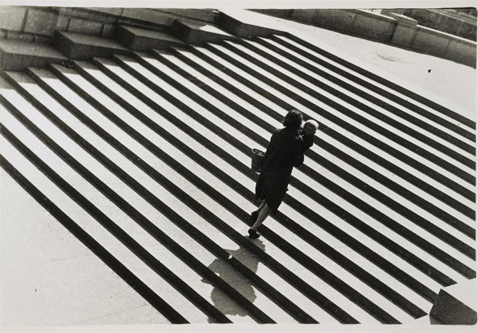 L'Escalier. Alexandre Rodtchenko, La escalera, 1930. Copia en gelatina de plata. Collection Centre Pompidou, París.