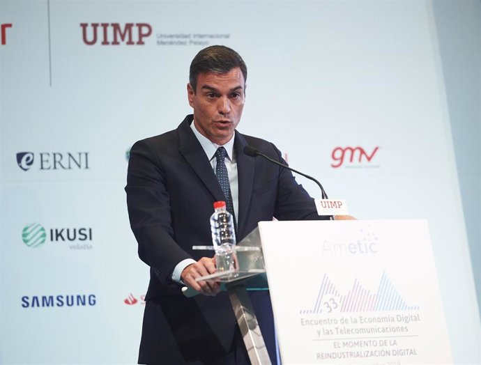 El presidente del Gobierno en funciones, Pedro Sánchez, durante su intervención en el acto de clausura del 'Encuentro de la Economía Digital y las Telecomunicaciones' en la Universidad Internacional Menéndez Pelayo (UIMP) de Santander  .