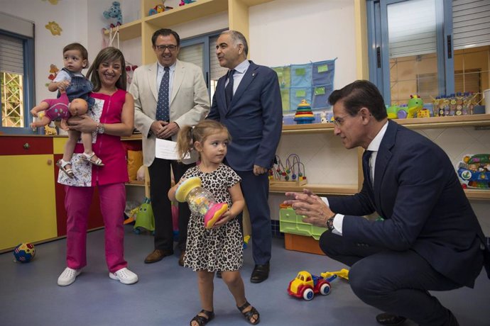El alcalde, Luis Salvador, con una niña en el inicio de curso de la escuela infantil Portal de Belén