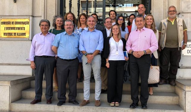 El consejero andaluz de la Presidencia, Elías Bendodo, en una reunión de trabajo en Portugal.