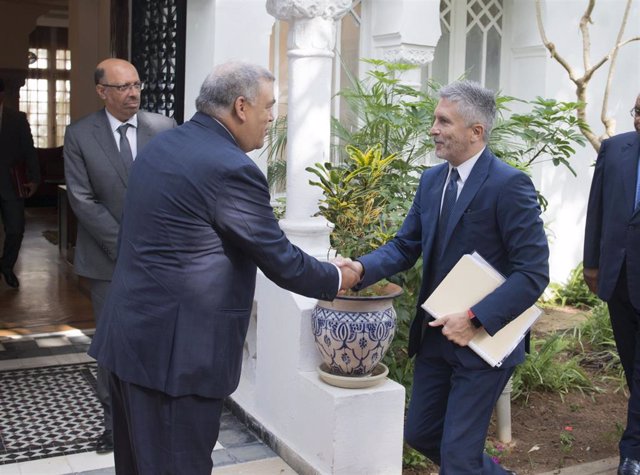 El ministro del Interior en funciones, Fernando Grande-Marlaska, se reúne en Rabat con su homólogo marroquí, Abdelouafi Laftit.