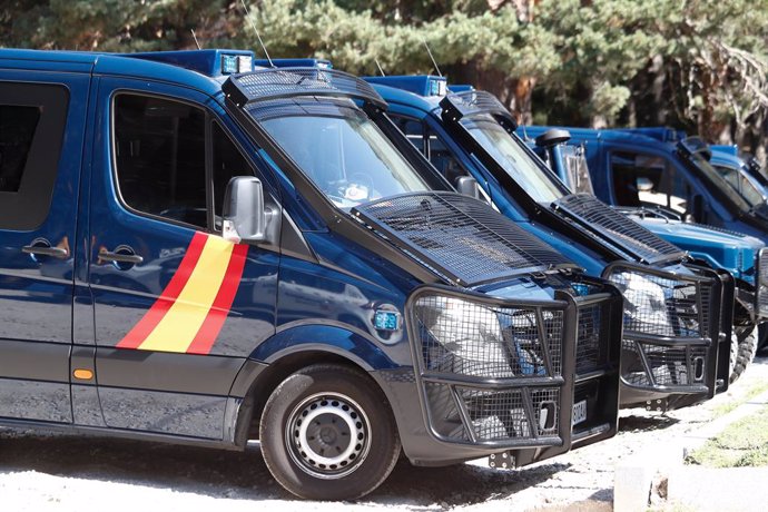 Varios coches de la Policía Nacional, aparcados en las inmediaciones del Hotel Cirilo de Cercedilla, que actúa de centro base del dispositivo de búsqueda de la exesquiadora, Blanca Fernández Ochoa, desaparecida en la sierra de Madrid hace 12 días.