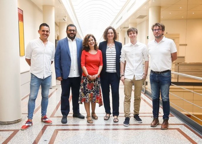 El senador per Balears, Vicen Vidal (segon per l'esquerra) juntament a altres components del Grup Parlamentari d'Esquerra Confederal.