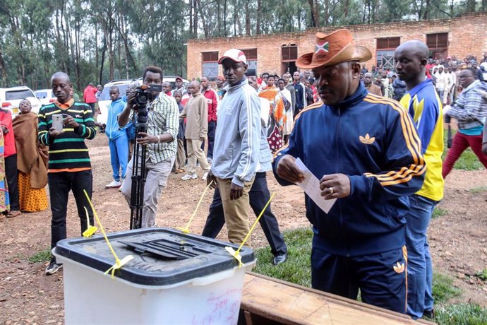 Pierre Nkurunziza vota en el referéndum constitucional