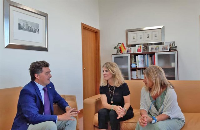 Ana Mestre con el director general de Consumo