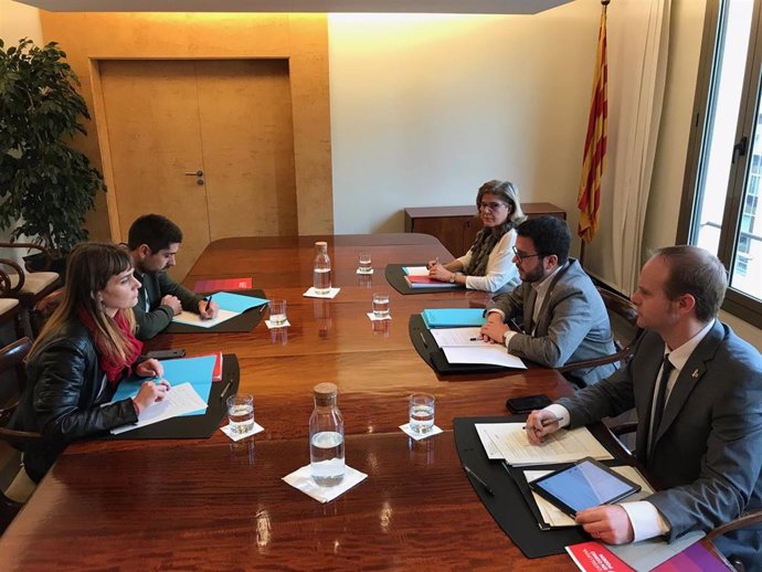 El vicepresidente de la Generalitat, Pere Aragons; Albert Castellanos, y Meritxell Masó, con Jéssica Albicach y David Cid (CatECP), en la negociación de los presupuestos de 2019