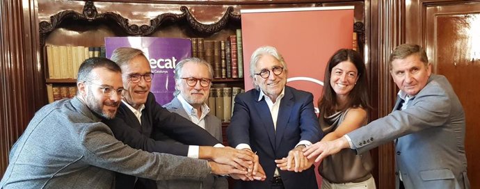 Los presidentes de Eurecat y Foment del Treball, Xavier Torra y Josep Sánchez Llibre, respectivamente, en el centro, tras firmar el acuerdo de colaboración
