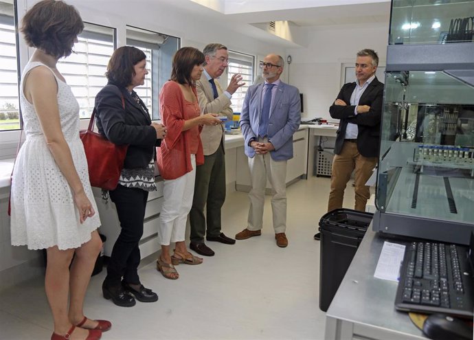 El consejero de Sanidad, Miguel Rodríguez, visita las instalaciones del IDIVAL