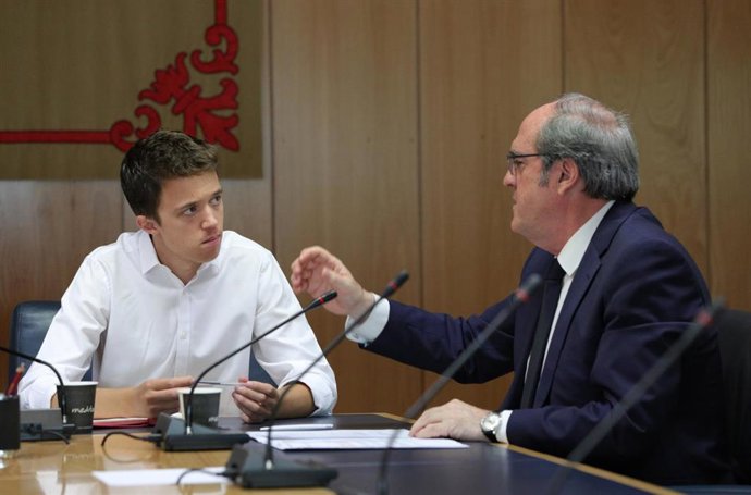 Imagen recurso del portavoz de Más Madrid, Íñigo Errejón (i) conversando con el  candidato del PSOE a la Presidencia de la Comunidad de Madrid, Ángel Gabilondo (d)