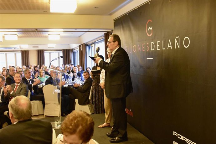 El empresario Sabino García Vallina recibe el premio Gijonés del Año.