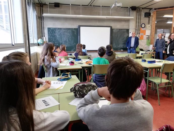 El conseller Josep Bargalló en una visita a un institut