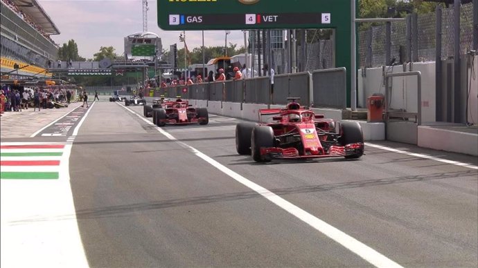 Kimi Raikkonen y Sebastian Vettel, ambos de Ferrari, en el circuito de Monza.