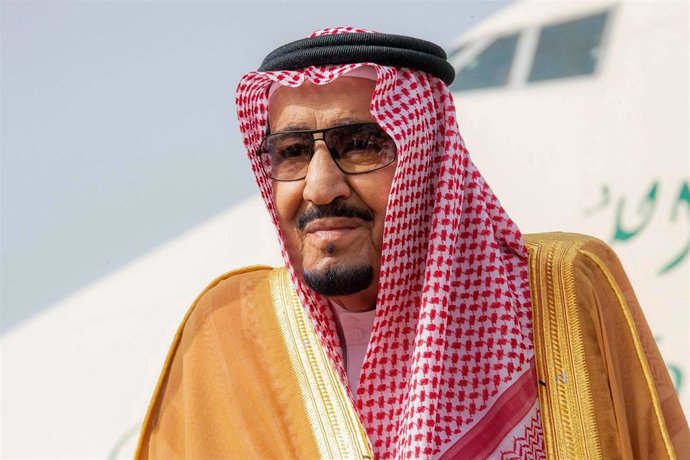 El rey Salmán de Arabia Saudí en el aeropuerto de Riad