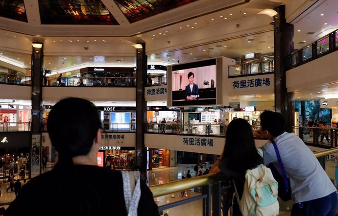 Hongkoneses siguen en un centro comercial la intervención de la jefa de Gobierno, Carrie Lam