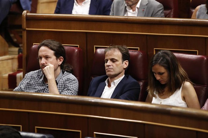 El secretario general de Unidas Podemos, Pablo Iglesias; el portavoz de ECP en el Congreso, Jaume Asens; y la portavoz adjunta de Podemos en el Congreso, Ione Belarra, sentados en sus escaños durante la primera sesión del debate de investidura a la Pres