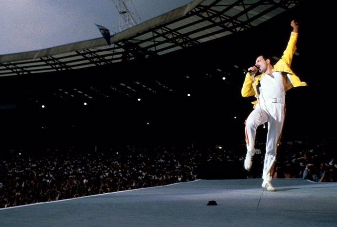 Freddie Mercury durante la presentación de Queen en el Estadio de Wembley en 1986.