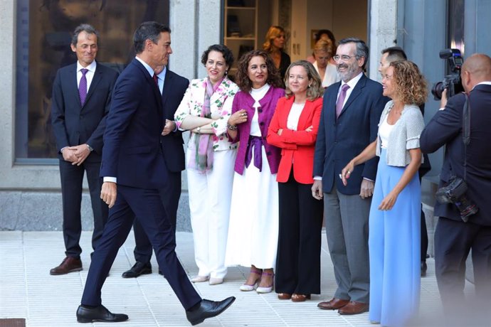 El presidente del Gobierno, Pedro Sánchez, se dirige a saludar a los presidentes del Senado y Congreso de los Diputados, Manuel Cruz y Meritxell Batet en la puerta de la agencia EFE antes de la celebración del Desayuno Efeminista. En la foto les acompañ
