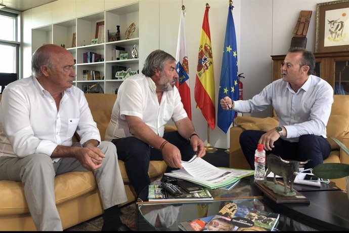 El consejero de Desarrollo Rural, Ganadería, Pesca, Alimentación y Medio Ambiente, Guillermo Blanco, se reune con el alcalde de Valderredible, Fernando Fernández