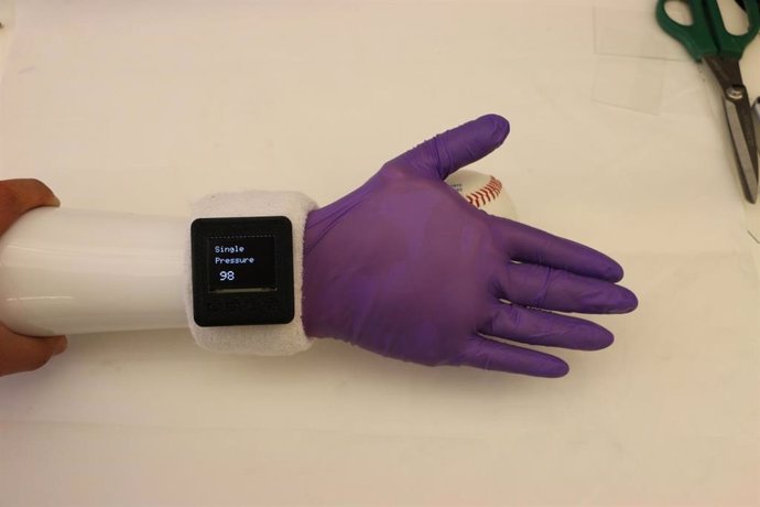 Un guante electrónico, desarrollado por investigadores de la Universidad de Purdue, ofrece características 'similares a las humanas' para usuarios de prótesis de mano.