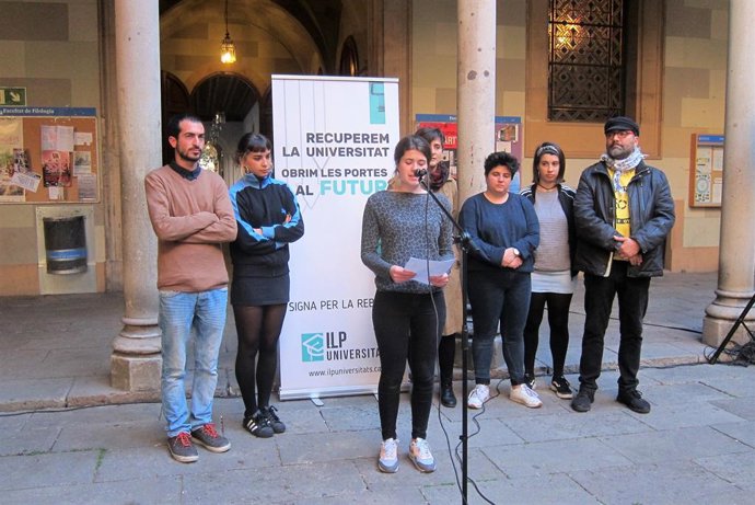 Representants de la ILP Universitats amb la portaveu, Berta Satoca (Arxiu)