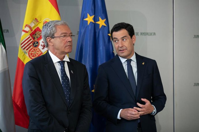 El consejero de Economía, Conocimiento, Empresas y Universidad, Rogelio Velasco (i), y el presidente de la Junta de Andalucía, Juanma Moreno, en una imagen de archivo.