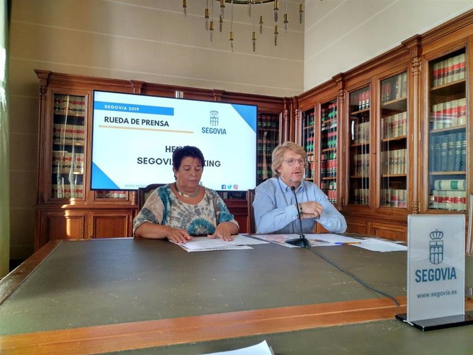 Rueda de prensa para presentar los cursos "Hello, Segovia Speaking" de otoño 2019 en la que comparecen la alcaldesa de la localidad, Clara Luquero y el concejal de Dessarrollo Económico y Empleo, Jesús García Zamora.