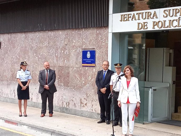 La secretaria de Estado de Seguridad, Ana Botella, participa en Pamplona en un acto de homenaje a los policías nacionales fallecidos en acto de servicio