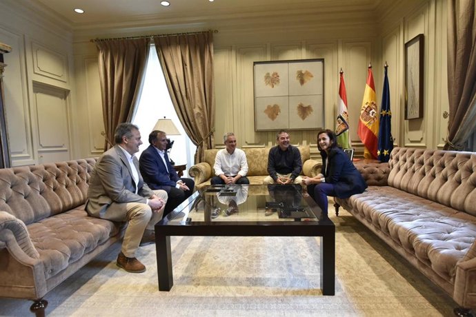 La presidenta del Gobierno de La Rioja, Concha Andreu, celebra su primer encuentro con los secretarios generales de CCOO, Jorge Ruano, y UGT, Jesús Izquierdo