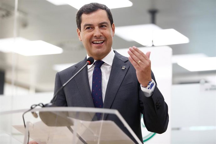 El presidente del Gobierno de Andalucía, Juanma Moreno, en una intervención después de visitar  los laboratorios farmacéuticos Rovi, en Granada.