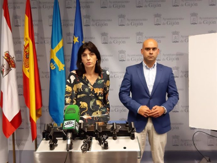 Jesús Martinez Salvador y Ana Braña,  de Foro Gijón, en rueda de prensa en el Ayuntamiento