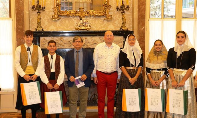 El presidente del Parlament, Vicen Thoms, recibe a una comitiva de 'vermadors' de Binissalem