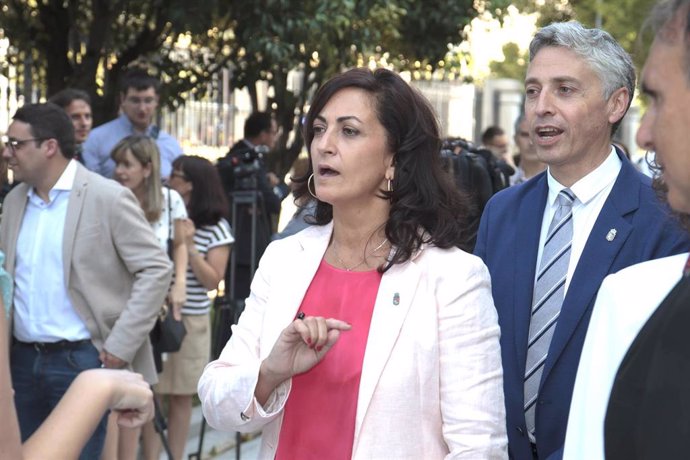 La presidenta del Gobierno de la Rioja, Concha Andreu, junto al nuevo consejero de Gobernanza Pública de La Rioja, Francisco Ocón, a su llegada al acto de toma de posesión de los consejeros del nuevo Gobierno de la comunidad.