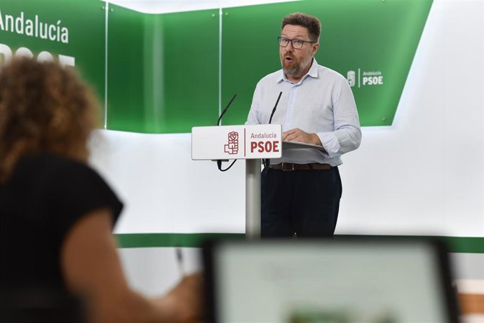 El portavoz adjunto del Grupo Socialista en el Parlamento andaluz, Rodrigo Sánchez Haro, en rueda de prensa