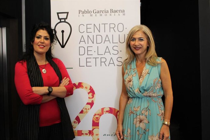 La consejera de Cultura con la nueva directora del CAL