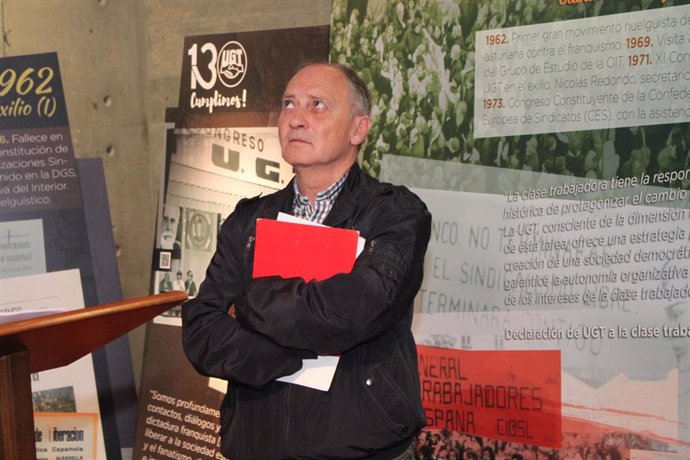 Faustino Temprano en la inauguración de la exposición de UGT en Soria.