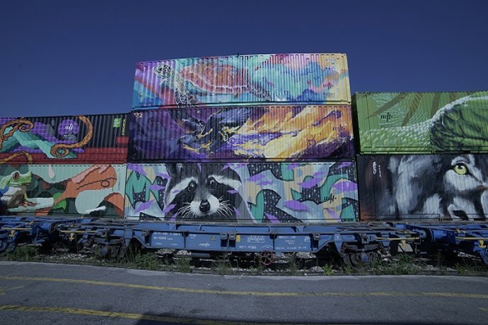 Renfe Mercancías presenta el tren Noé, que evitá la emisión de 290 millones de toneladas de CO2 a la atmósfera en una década. El convoy está formado por contenedores pintados con motivos de animales que han aportado las empresas miembro de la alianza.