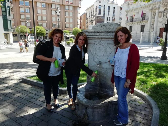 Acto de presentación del mapa de trescientas fuentes en Valladolid para fomentar el consumo de agua corriente.
