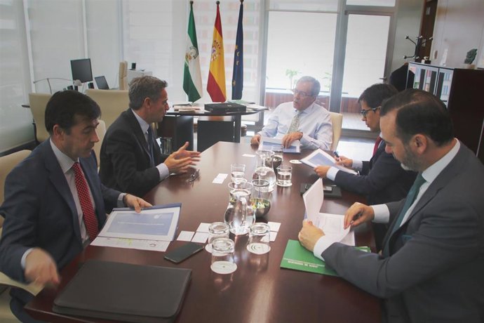 Reunión del consejero de Economía y el Plan Estratégico Aeroespacial Andaluz (Foto de archivo).