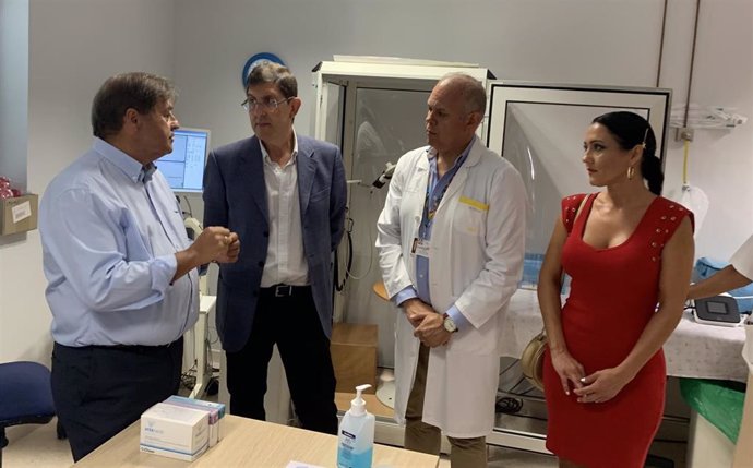 El consejero de Salud, Manuel Villegas, visitó la unidad regional de fibrosis quística