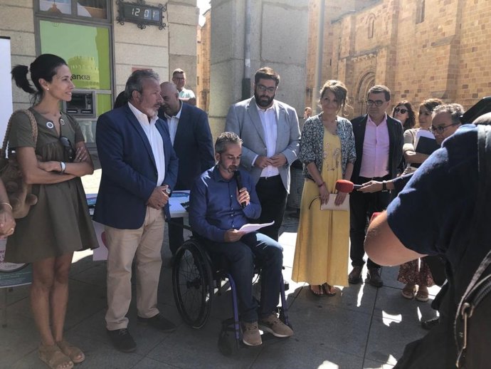 El presidente regional de Aspaym, Ángel de Propios, lee en Ávila el manifiesto del Día de la Lesión Medular.
