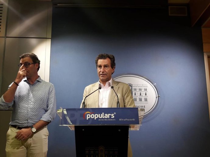 Els parlamentaris populars, Antoni Costa i Biel Company, en roda de premsa.