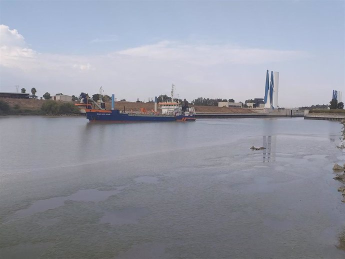 Primeros trabajos del dragado de mantenimiento del Guadalquivir