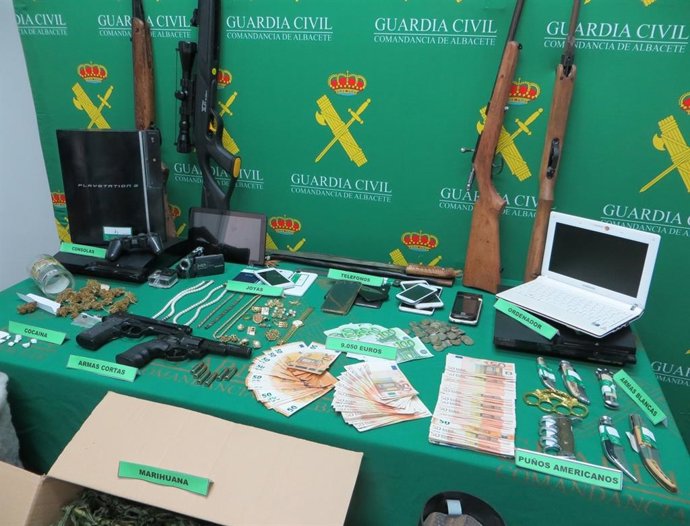 Armas, dinero y objetos aprehendidos por la Guardia Civil en la operación TYR