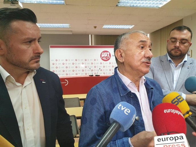 El secretario general de UGT, Pepe Álvarez, junto al dirigente en Asturias,  Javier Fernández Lanero, y el presidente de Asturias,  Adrián Barbón.