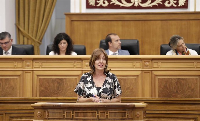 La portavoz del Gobierno de C-LM, Blanca Fernández, en el pleno de las Cortes.