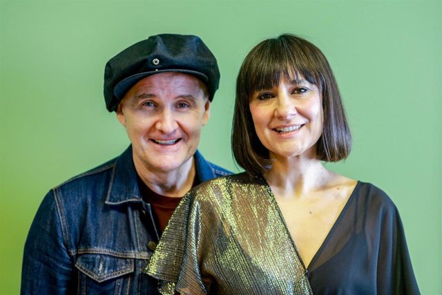 Juan Aguirre y Eva Amaral, integrantes del grupo 'Amaral' posan durante una entrevista para Europa Press en la que han presentado su disco 'Salto al color'.