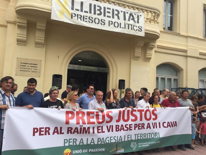 Agro.- Centenares de viticultores y unos 300 tractores se movilizan por los bajo