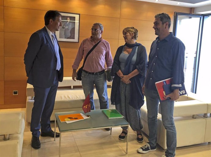El consejero de Obras Públicas, Ordenación del Territorio y Urbanismo, José Luis Gochicoa, se reúne con representantes del sindicato TU