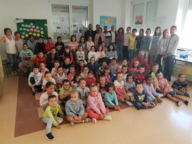 El consejero de Educación, Carlos Gimeno, visita el colegio público 'La Balsa'  de Arróniz